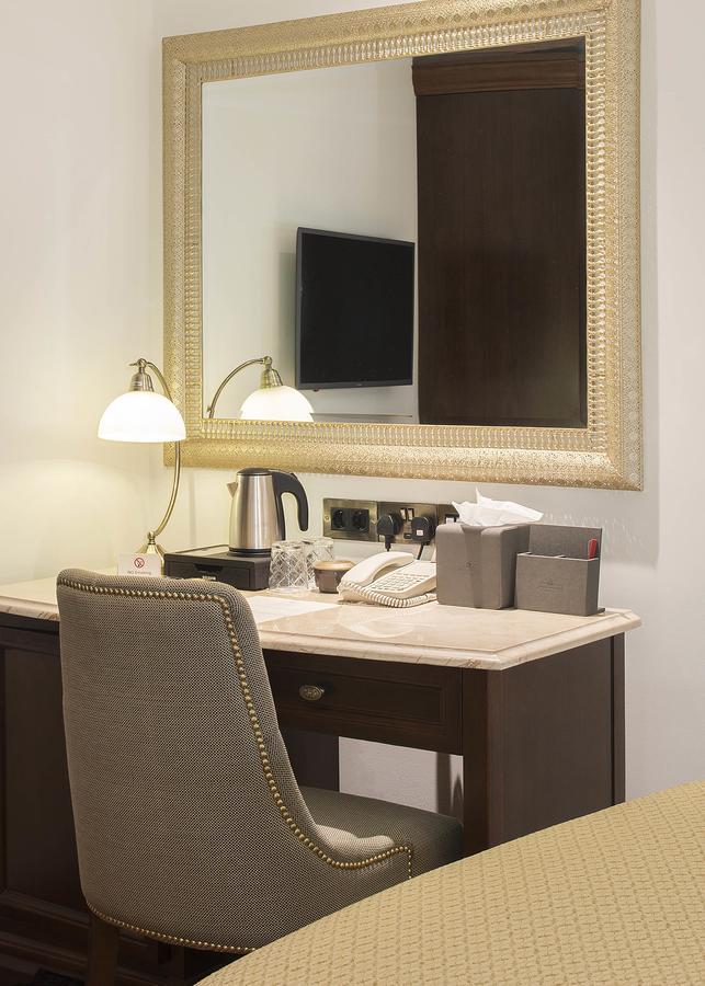The George Street Hotel Oxford Luaran gambar A hotel room desk with a telephone, a kettle, and a television