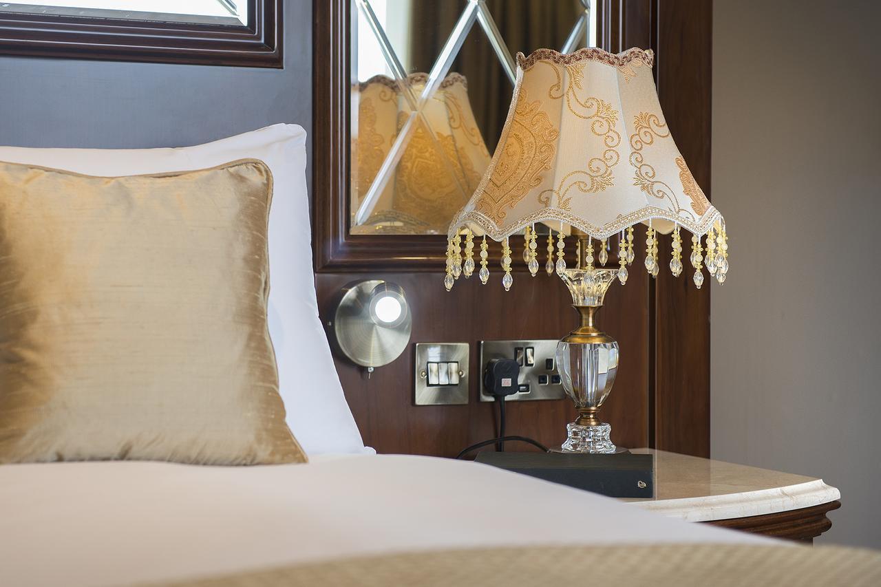 The George Street Hotel Oxford Luaran gambar A table lamp