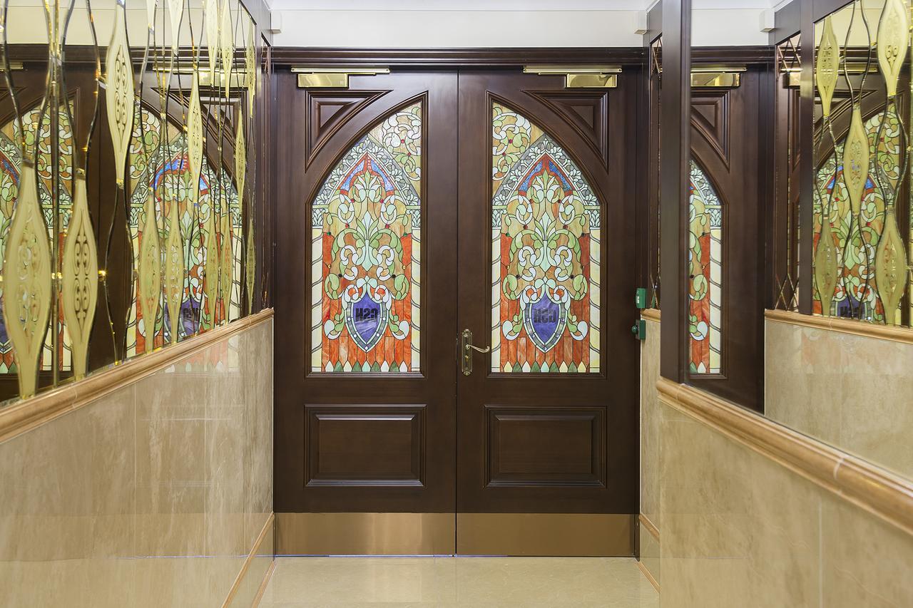 The George Street Hotel Oxford Luaran gambar The doors of the sanctuary