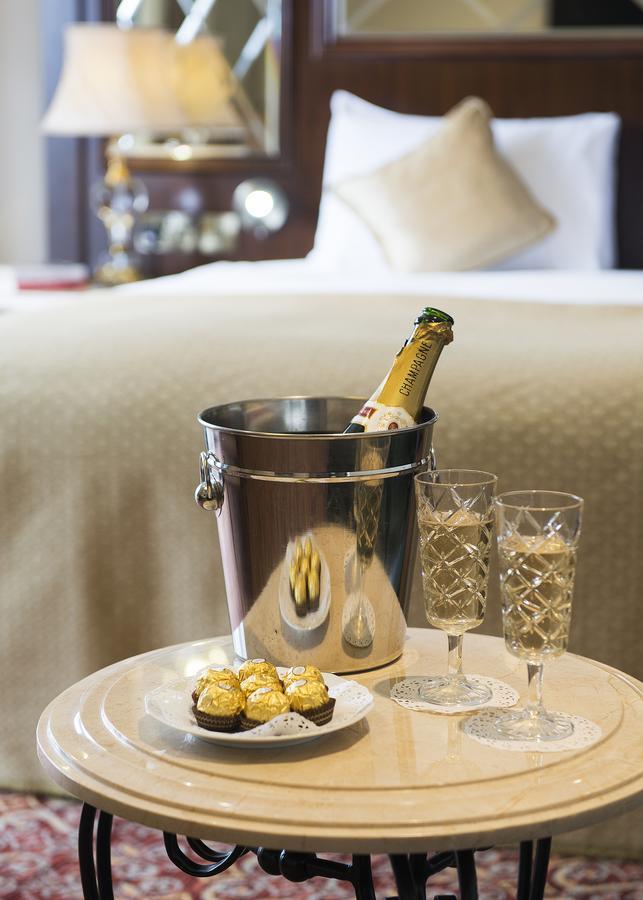 The George Street Hotel Oxford Luaran gambar Champagne in a champagne bucket