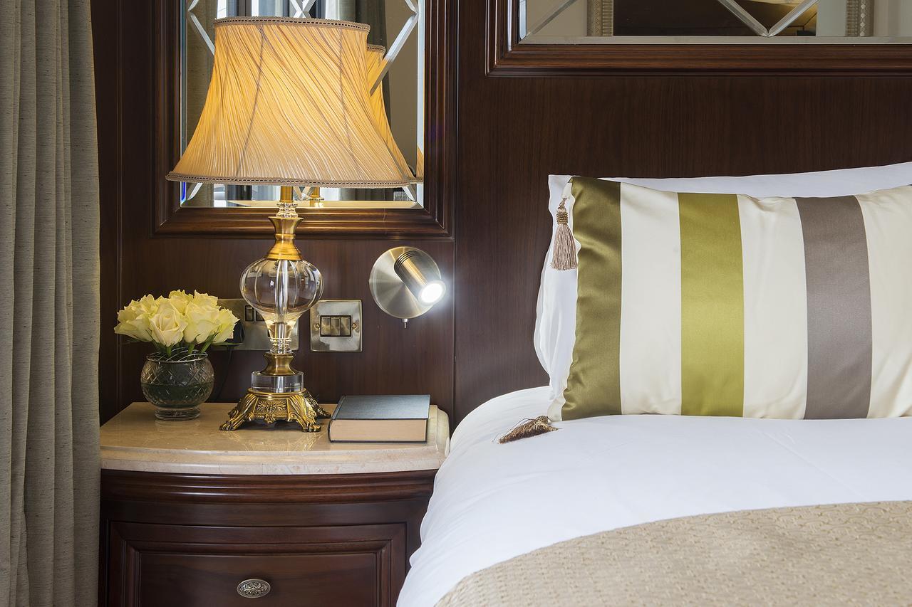 The George Street Hotel Oxford Luaran gambar A bedside table