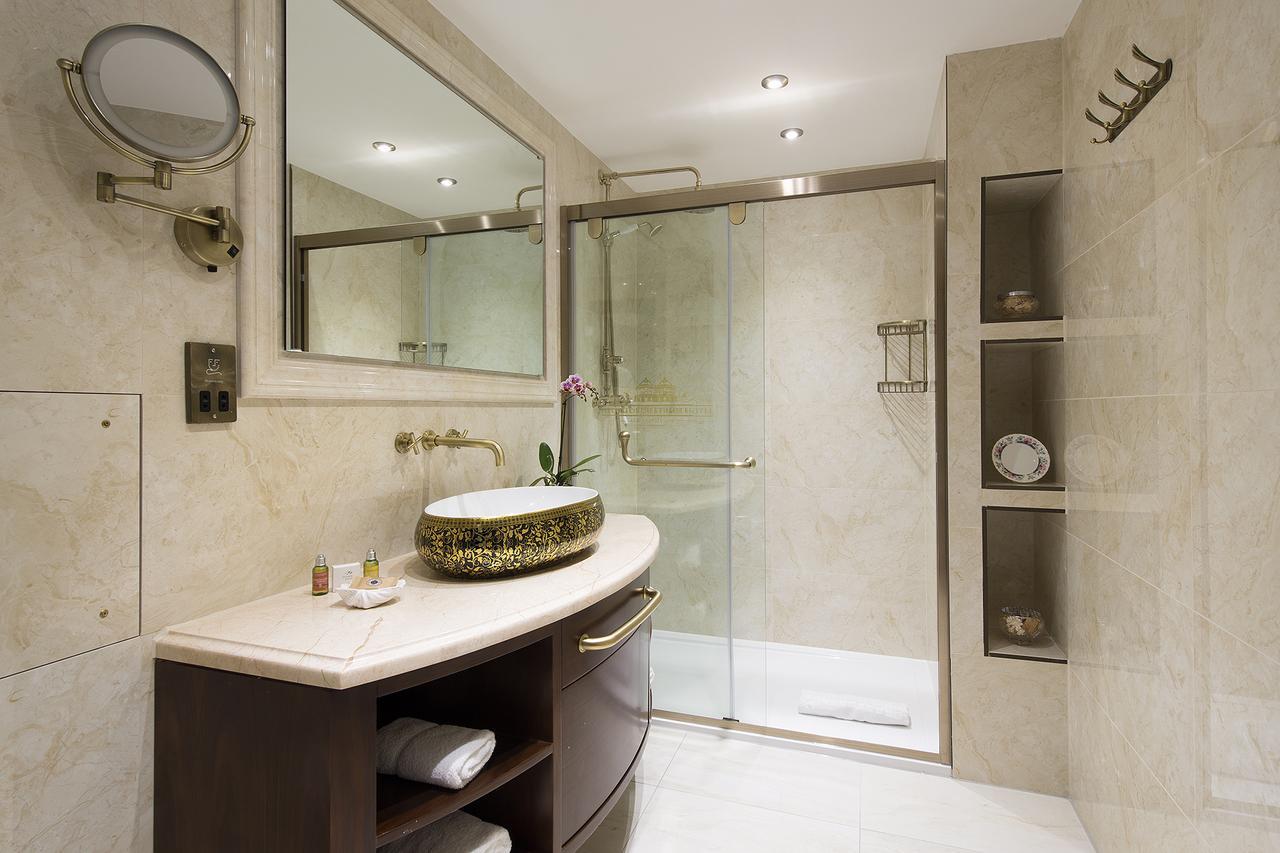 The George Street Hotel Oxford Luaran gambar A bathroom with a shower enclosure