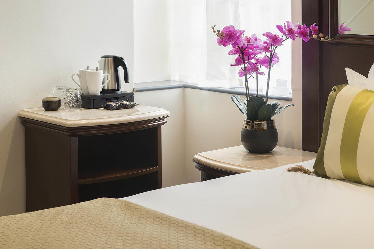 The George Street Hotel Oxford Luaran gambar A tea and coffee making machine in a hotel room